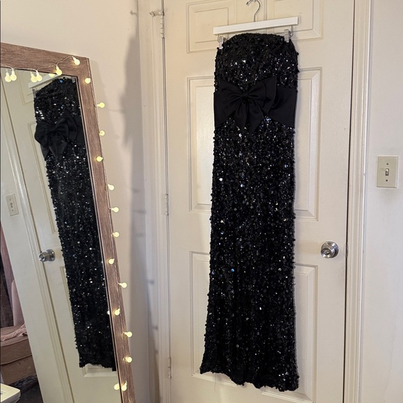 MAC DUGGAL
Black Strapless Sequin Evening Gown With Bow Anthropologie - Picture 5 of 14